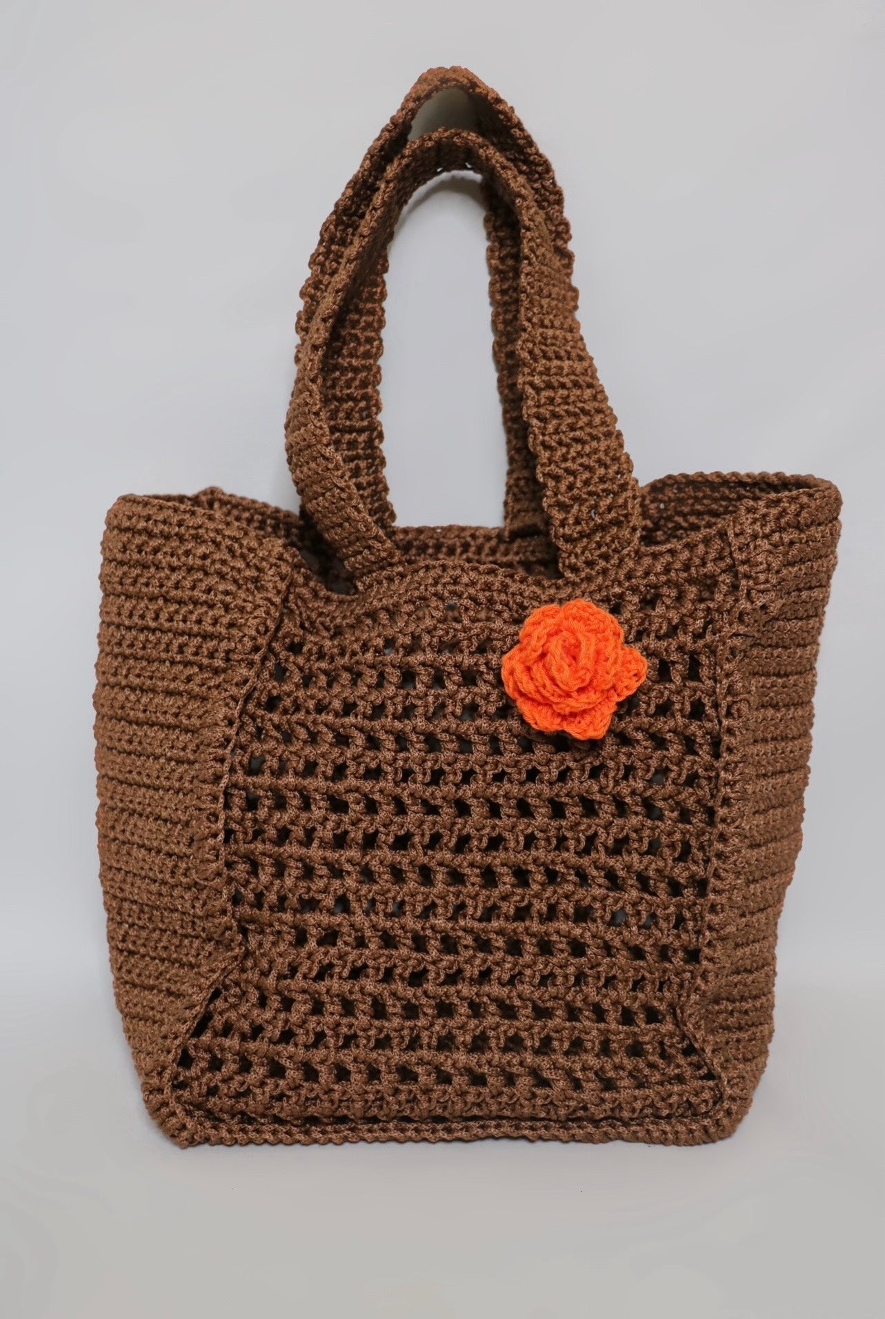 Sac en crochet marron avec fleur