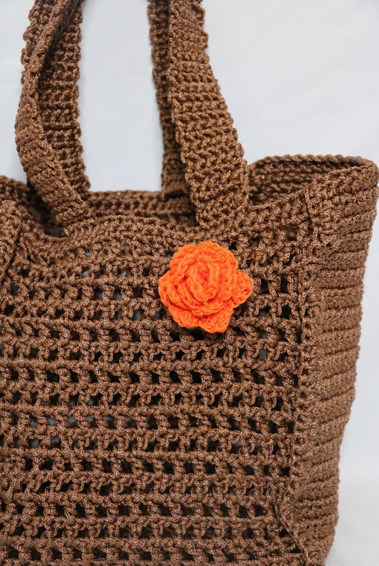 Sac en crochet marron avec fleur